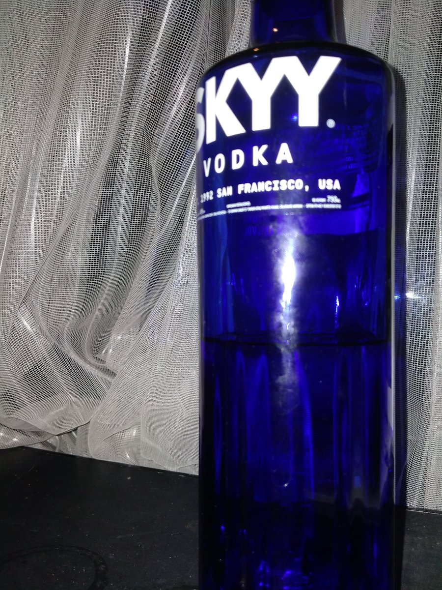 Edamore2's tweet image. Baru saja kau hangatkan 
Kini malamku hanya terpaku sendiri
Berdiri mematung menerawang meronta diantara bersit cahaya malam
Tak ada sapa tak ada denting diantara kosong gelas kecil
Kini hanya ada aku dan gelas kerdil peneman kerinduan......