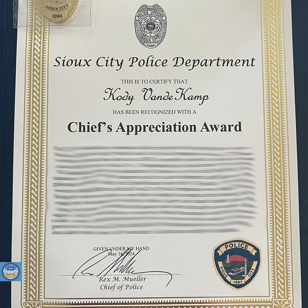 Congratulations to Probation Officer Kody VandeKamp on receiving the Chief's Appreciation Award last week at the Sioux City Police Department awards ceremony.

Thank you for all you do, Kody. Congratulations!

#IDOC