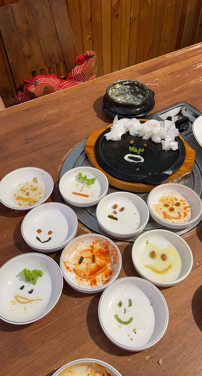 _pheyfaye's tweet photo. ◡̈ 
my mum and i always find fun in making food faces with whatever's left https://t.co/n4gkNbwJak