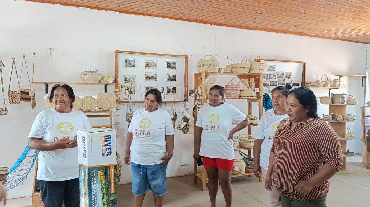 Las integrantes de la Organización de Mujeres Artesanas (OMA), del pueblo Enlhet, de la comunidad Yalve Sanga (Chaco), recibieron apoyo en equipamientos para participar en ferias, así como para diseñar estrategias de difusión de sus artesanías.  #pueblosindígenas