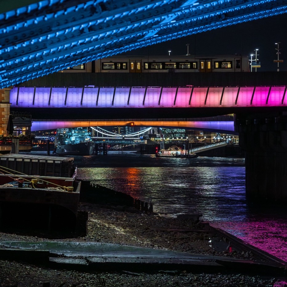 What are your favourite perspectives of London's River Thames after dark? This eye-catching photo, taken alongside Southwark Bridge, captures #IlluminatedRiver as it transforms the city and creates striking visual interest for passers-by. 

📸 by @sirbouman on Instagram