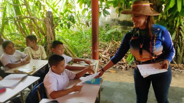 dp_regiones's tweet photo. #NotiRegiones 🗞️ || En el estado Delta Amacuro, específicamente en la comunidad indígena de la Horqueta, situada en la parroquia Virgen del Valle del municipio Tucupita, la Defensa Pública impartió una jornada formativa dirigida a niños y niñas de la escuela Mariano Picón Salas. https://t.co/gHXUzrvtGg