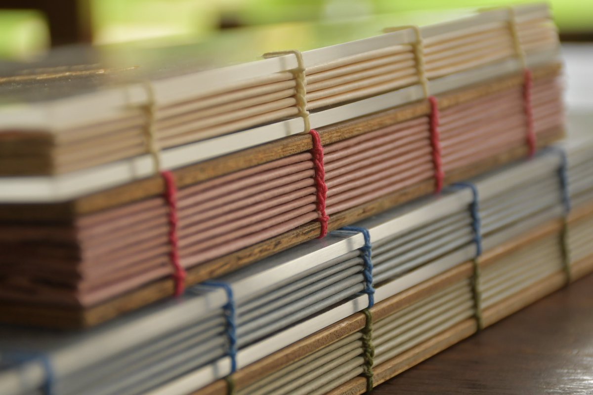 #wedding #guestbook #手製本
婚禮 簽名冊 可以客製化雷雕封面內容，手工線裝，一本訂製都沒問題～