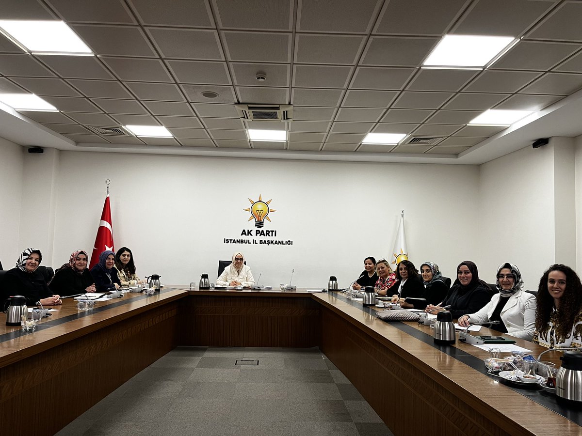 Sevdamız İstanbul için yeni bir anlayışla yola çıkıyoruz. Bugün Yürütme ve Yönetim Kurulu toplantılarımızı “Empati İstanbul” anlayışımız üzerine gerçekleştirdik. Toplatılarımızın hayırlara vesile olmasını temenni ediyorum. 📍AK Parti İstanbul İl Başkanlığı