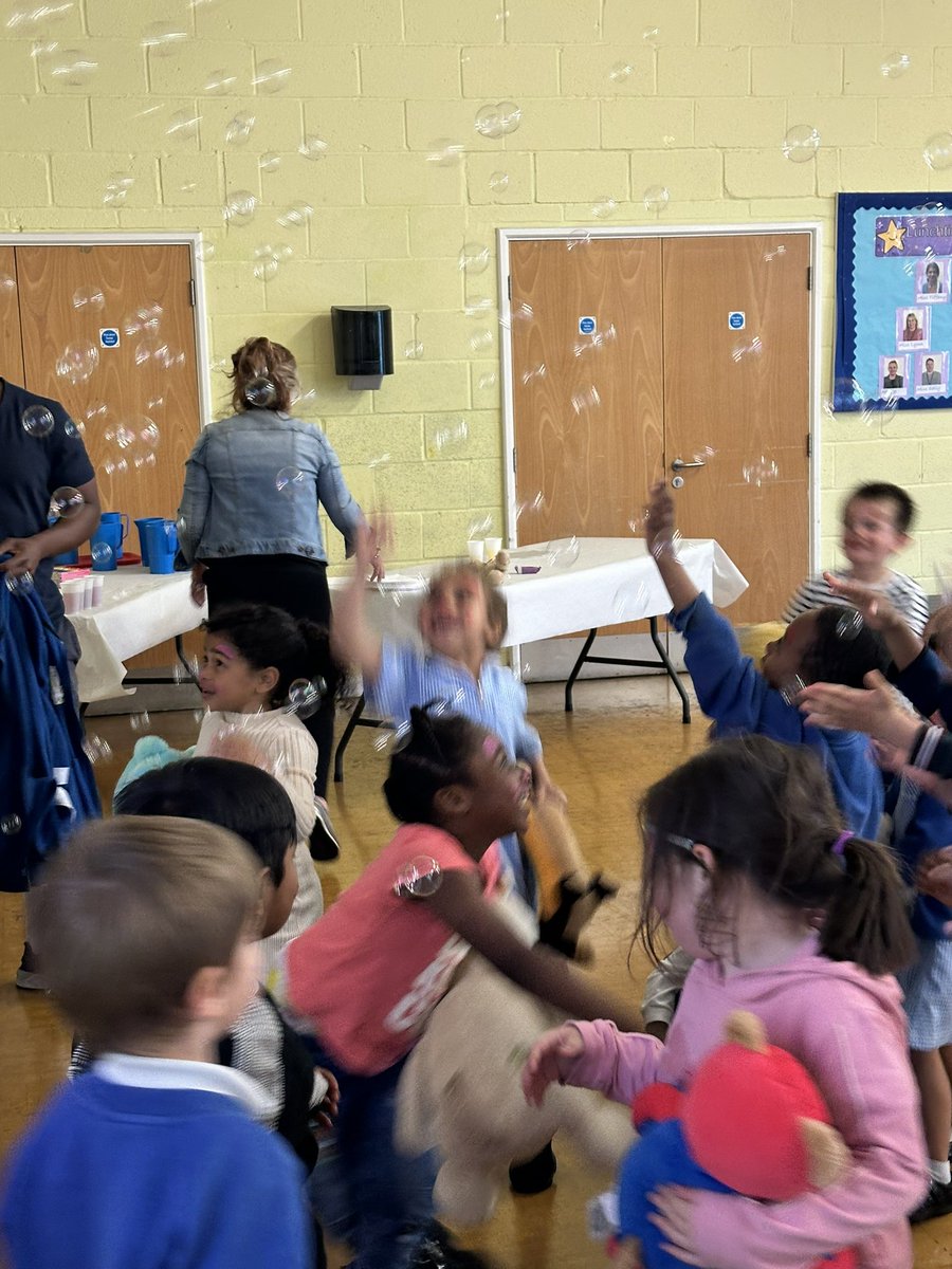 Our beautiful Reception children had a Teddy Bear’s Picnic party after school. They had snacks, games and dancing with bubbles. What a magical time they had! 💙💛 @stocsch #teddybearspicnic