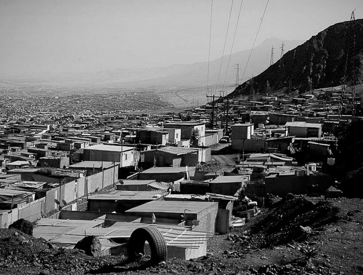 ¿Cuán profundo es el desafío habitacional en Chile? Este reportaje de #RU recorre los obstáculos principales de la vida en los campamentos, como la carencia de servicios básicos, el hacinamiento y el miedo al desalojo. bit.ly/3K9ts2U