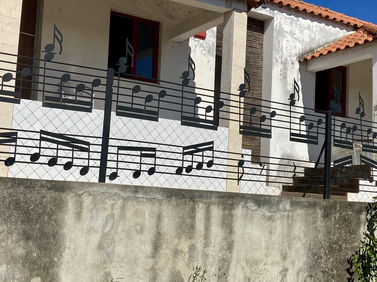 Olhem só a vedação desta casa no meio de nenhures