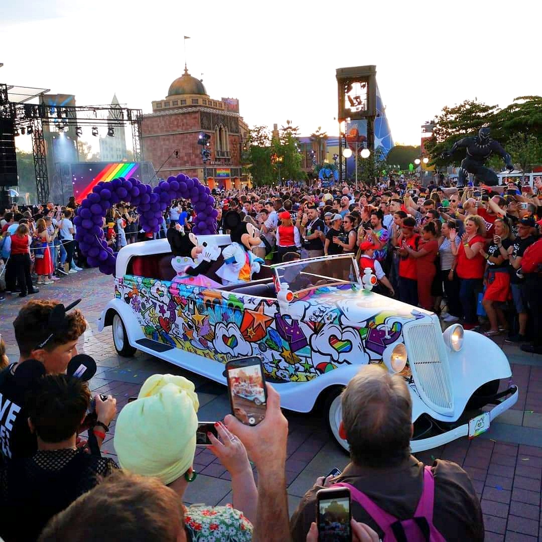 Op 29 juni 2024 is Disneyland Paris Pride voor iedereen toegankelijk met speciale happenings én een pre-parade in het Disneyland Park. Lees meer 👉 discoverthemagic.nl/disneyland-par…