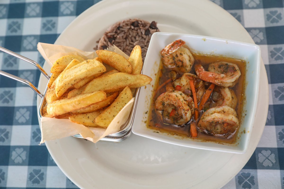 Antigua & Barbuda Restaurant Week has ended, but let's continue supporting local and international restaurants. Hemingway's Restaurant, established in 1829, offers authentic local cuisine with signature dishes like conch fritters and curry goat.🇦🇬 #antiguaandbarbuda