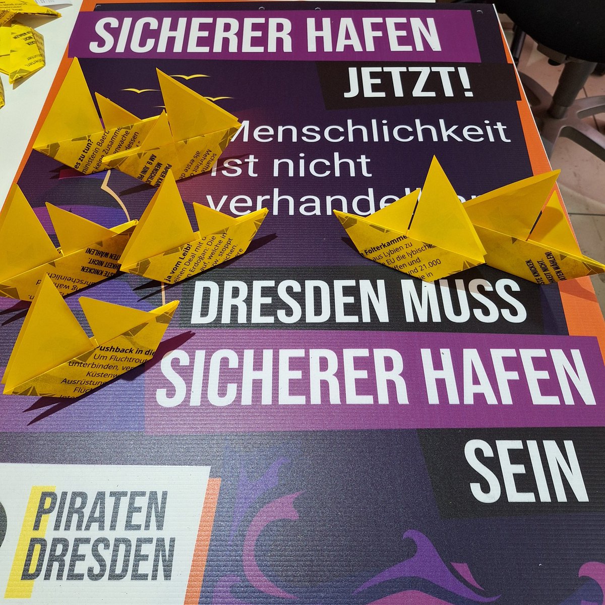 Papier kannste knicken.
Menschlichkeit nicht. 

Morgen, den 22.05., ab 14 Uhr setzen @stillnotlovin, Stephanie Henkel und ich am Albertplatz ein Zeichen für #Asylrecht, #Seenotrettung und #SichererHafen. 

Kommt vorbei! 

#Dresden #StaDDrat #StaDDpol #EUWahl #EUWahl2024 #Piraten
