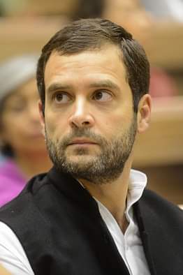 awesh29's tweet photo. श्रीमती इंदिरा  गांधी के पास नेहरु की विरासत थी, स्वर्गीय राजीव गांधी के पास इंदिरा जी की विरासत। लेकिन तुम्हारे पास बीते हुए वक़्त की कुछ स्मृतियाँ कुछ सुने सुनाए  क़िस्से थे और एक माँ थी, जिसे सिर्फ़ और सिर्फ़ छोड़ना आता था, पहले अपना देश छोड़ा, फिर सत्ता छोड़ी, फिर तुम्हारे प्रति वो मोह छोड़ा जो पहले तुम्हारी दादी और फिर तुम्हारे पिता के जाने के बाद शायद और गहरा हो गया होगा। 

मैं कल सोच रहा था कि तुमने बचपन में जो चश्मा लगाया था वो कब निकाल फेंका? कबसे तुमने बिना चश्मे के दुनिया को देखने की आदत डाली? किसी ने कहा कि राजीव जी के जाने के बाद तुमने बिना चश्मे के देखना सीख लिया था। मुझे लगता है  यह अच्छा किया।आज तुम्हारा विडियो देख रहा था प्रवासी मज़दूरों से बात करते तो मुझे यक़ीन हुआ बिना चश्मे के तुम ज़्यादा बेहतर देख पा रहे हो, तुम्हारी आँखों के कोण बेहतर हैं। 

मेरी और तुम्हारी उम्र में कुछ सालों का अंतर है तुम मुझसे उम्र में बड़े हो। मैं अक्सर तुम्हारे और तुम्हारी सरकार के ख़िलाफ़ आग उगलता हूँ कई बार तुम्हारे कहे, कई बार तुम्हारी ख़ामोशियों  पर ग़ुस्सा आता है,कई बार तुम्हारे हथियार तुम्हारे तौर तरीक़ों से असहमत होता हूँ। लेकिन मुझे तुममें वो आग देखनी अच्छी लगती है जो केवल इसलिए है कि यह वक़्त ऐसा क्यों है? मगर अफ़सोस मैं यह आग ना तो देश के प्रधानमंत्री में देखता हूँ न तो उस किसी में जिनके हाथ में ताक़त है या फिर जो ताक़तवर बनना चाहते हैं।

तुम चाहते तो तुम भी औरों की तरह कांग्रेस के 70 साल के अतीत और उसकी कही सुनी गयी गौरवमयी गाथा पर सीना ताने राजनीति कर सकते थे लेकिन तुम्हें पता है कि जब  अतीत की बात होगी, अकाल आएगा, आपातकाल आएगा, साज़िशें भी आएँगी, आपरेशन ब्लू स्टार भी आएगा, कभी वीपी सिंह आएँगे, कभी नटवर सिंह आएँगे कभी नरसिम्हाराव आएँगे। तुमने अच्छा किया शुरुआत शून्य से की। अब जो कांग्रेस है उसका निर्माण तुमने किया है तुम निर्माण कर रहे हो, इसके निर्माण का श्रेय मैं तुम्हारे पूर्वजों को नही दे सकता।

तुम इस देश की सम्भावना हो, ऐसा इसलिए हरगिज़ नही है कि तुम गांधी परिवार से हो, इस सम्भावना  का निर्माण तुमने ख़ुद किया है। फिर कहता हूँ क्या फ़र्क़ पड़ता है तुम प्रधानमंत्री बनो न बनो? तुम्हारी पार्टी की सरकार बने न बने? इतिहास तो लिखेगा न , मुझ जैसे ख़बरनवीस भी लिखेंगे जब चारों तरफ़ ख़ामोशी थी,वीरानी थी तुम बोल रहे थे, तुम सड़क पर चल रहे थे, हार रहे थे, मगर चल रहे थे। यह बातें एक युवा दूसरे युवा से कह रहा है। मैं यक़ीन दिलाता हूँ तुम कभी सत्ता में रहे तो तुम्हारे ख़िलाफ़ भी लिखूँगा।