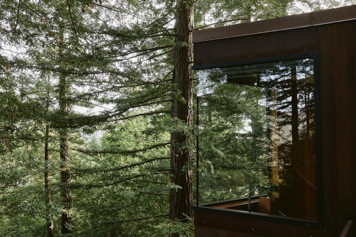 The innovative organic environmental design of architect, Mickey Muennig, was intended for people to feel a part of nature rather than observers. If you’ve ever dreamed of sleeping among the trees, these enchanting rooms are for you. #michelinhotel photographer #benjaminheath