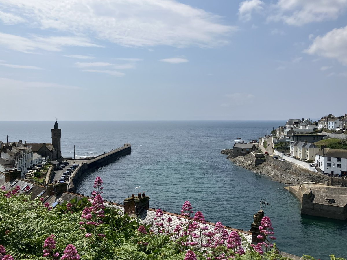 Porthleven looking lovely this afternoon.
#Cornwall #Kernow