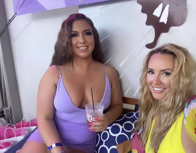 Happy birthday beautiful @ImBrettRossi 💕💕 https://t.co/FdwLmZvlrj<a class="tags" href="/tag/imbrettrossi">@imbrettrossi</a>