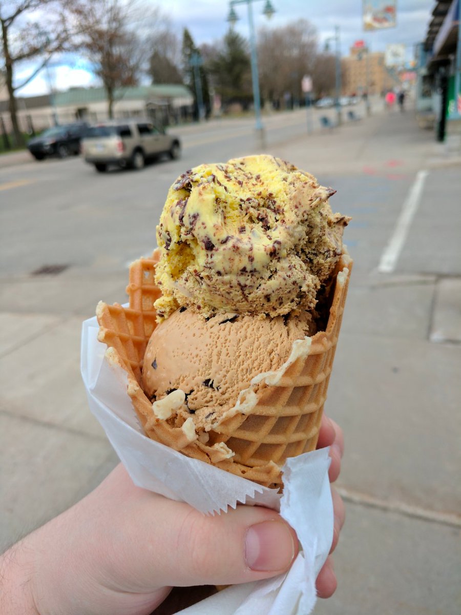Tuesdays during the summer in the Soo mean $2.50 scoops at Zak and Mac's. What are your go to flavors? 🍦 #ilovethesoo