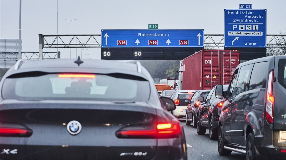 Drukste avondspits van het jaar met ruim 1100 kilometer file door noodweer rtl.nl/nieuws/binnenl…