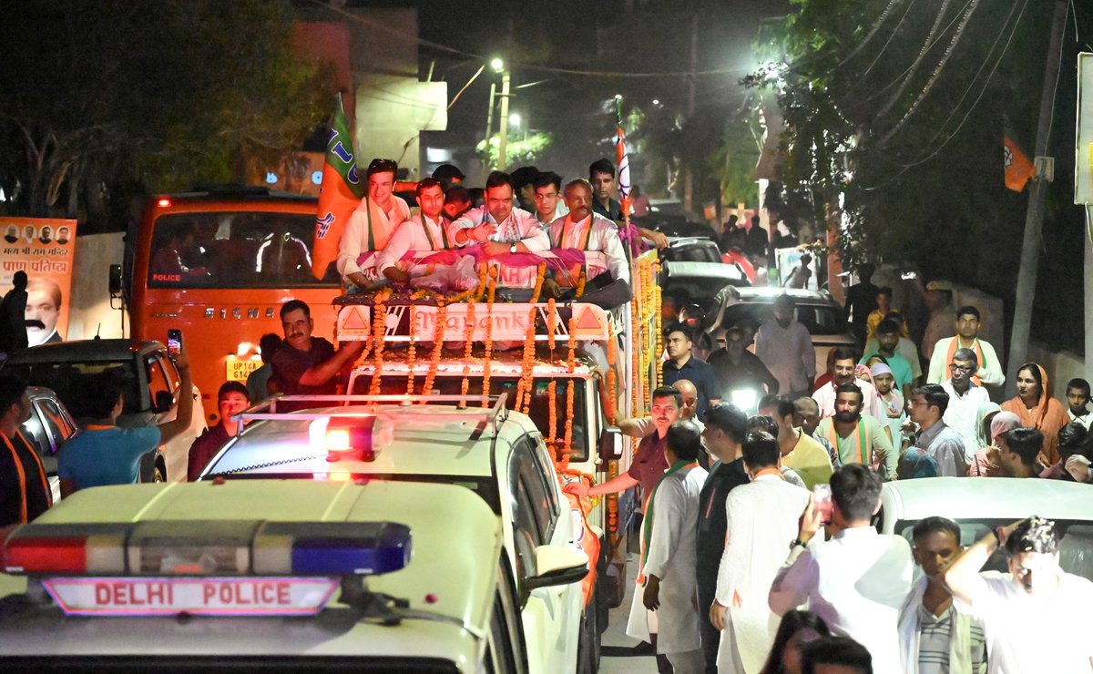 BhajanlalBjp's tweet photo. दिल्ली फिर से है तैयार,
अबकी बार 400 पार...

आज दिल्ली प्रवास के दौरान पश्चिमी दिल्ली लोकसभा क्षेत्र से भाजपा प्रत्याशी श्रीमती @kjsehrawat जी के पक्ष में आयोजित विशाल रोड शो में देवतुल्य जनता जनार्दन से भारतीय जनता पार्टी को प्रचंड मतों से विजयी बनाने की अपील की।

विकसित भारत के संकल्प को साकार करने व माननीय श्री @narendramodi जी को तीसरी बार प्रधानमंत्री बनाने हेतु रोड शो में उमड़े इस अथाह जन-सिंधु ने स्पष्ट कर दिया है कि दिल्ली की सातों लोकसभा सीटों पर पुनः कमल खिलने जा रहा है। 

लहर प्रबल है - चहुंओर केवल कमल है....

#PhirEkBaarModiSarkar #ModiKiGaurantee #ModiKaParivar