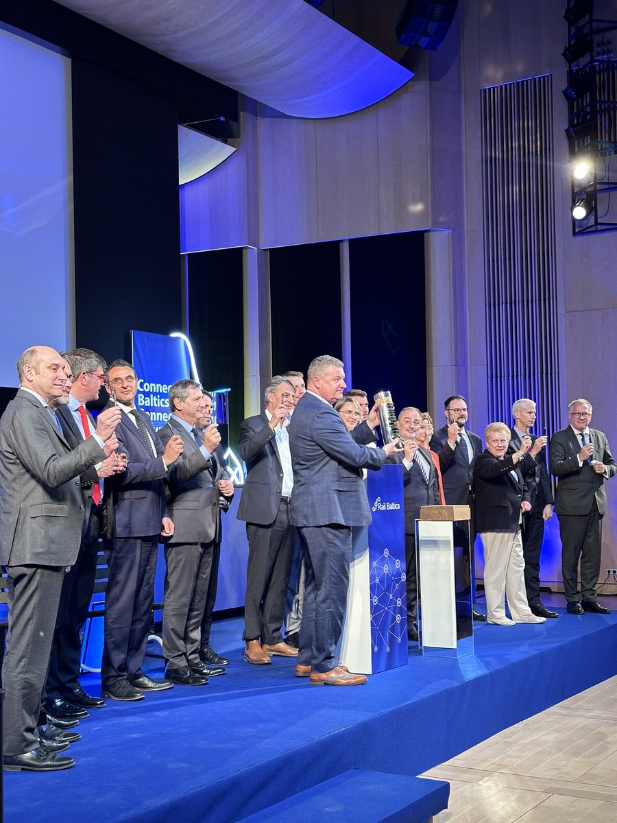 🚉 Par godu “Rail Baltica” dzelzceļa pamattrases būvniecības uzsākšanai, <a href="/Transport_EU/">EU Transport</a> koordinatore <a href="/CatTrautmann/">Catherine Trautmann</a> šodien piedalījās svinīgā ceremonijā, kur kopā ar projektā iesaistījām pusēm, sagatavoja laika kapsulu, ko iemūrēt, darbiem sākoties.

#ConnectingEurope