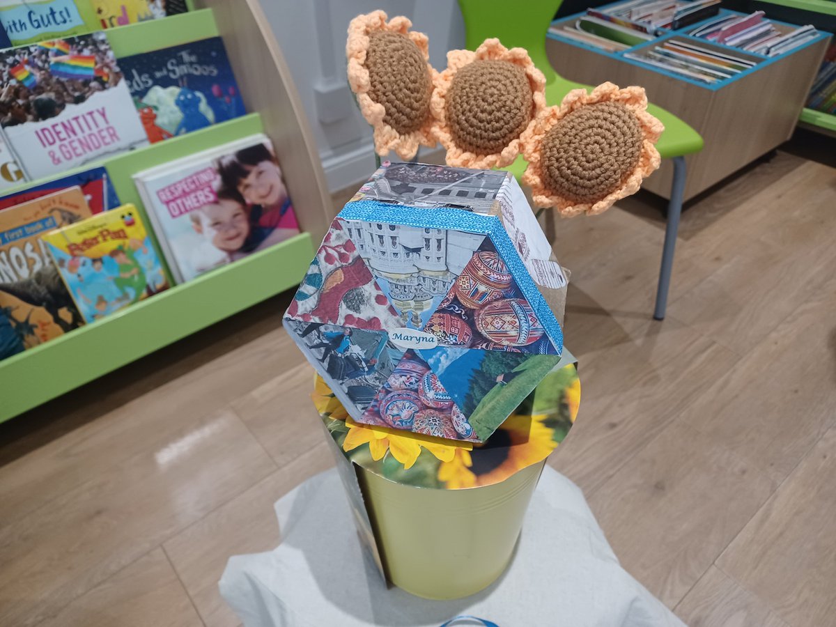 KirkleesCI's tweet photo. Marina originally from Ukraine telling her story #carrymystory  messages of hope and positivity. Children from the Mount School asking questions about her journey and the Ukrainian colours blue meaning Sky and yellow meaning wheat breadfeeder #kirkleeswelcomes #Huddersfield https://t.co/zb0zPbrUsM