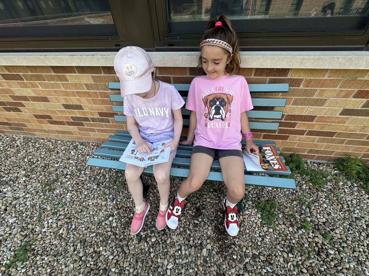 MrsKellyTwarog's tweet photo. R is for Read outside day ☀️ 📚 🤓 https://t.co/qA6IFfQwMk
