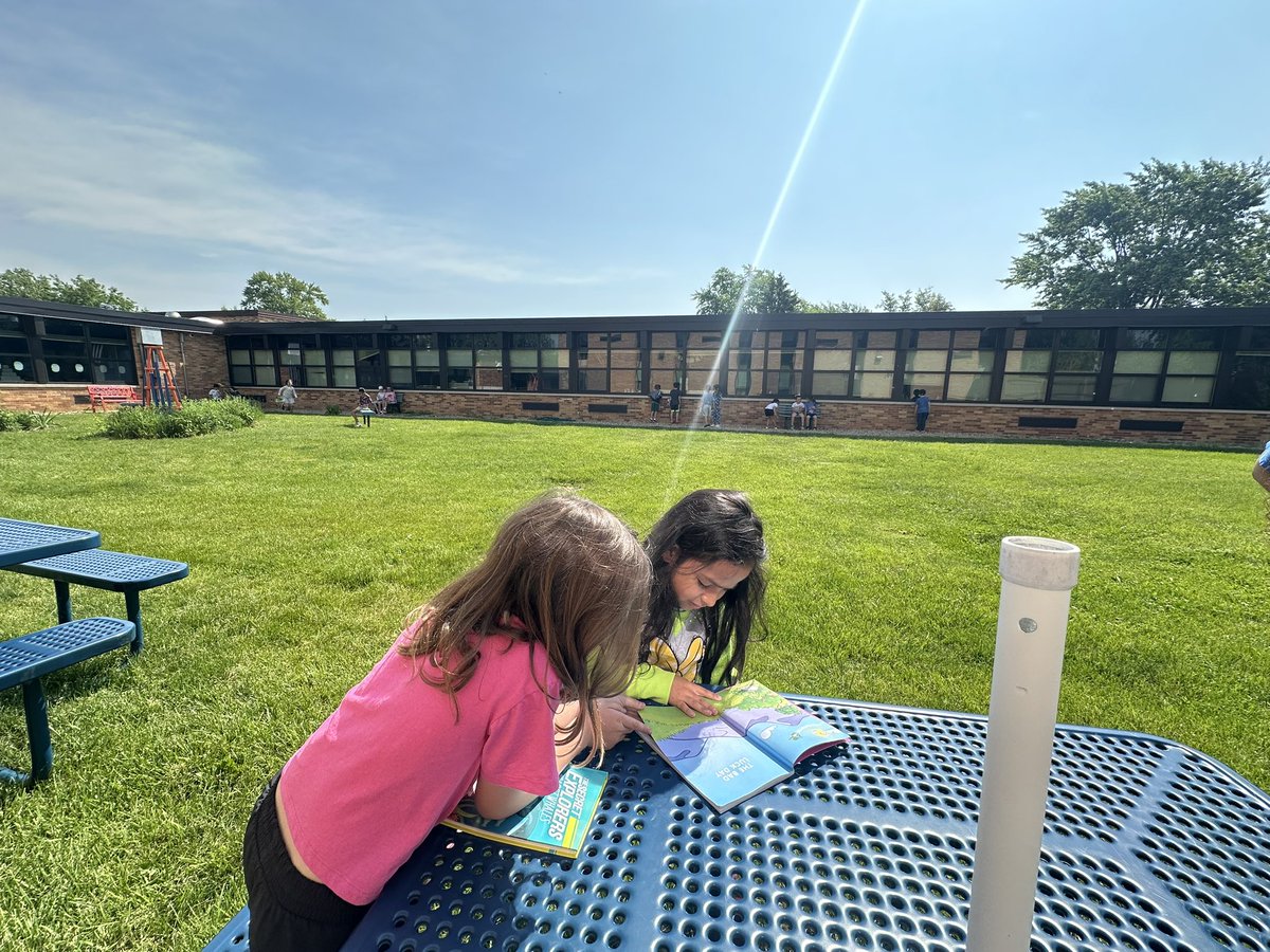MrsKellyTwarog's tweet photo. R is for Read outside day ☀️ 📚 🤓 https://t.co/qA6IFfQwMk
