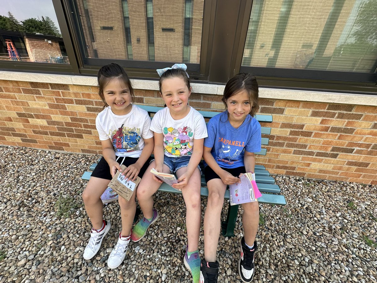 MrsKellyTwarog's tweet photo. R is for Read outside day ☀️ 📚 🤓 https://t.co/qA6IFfQwMk