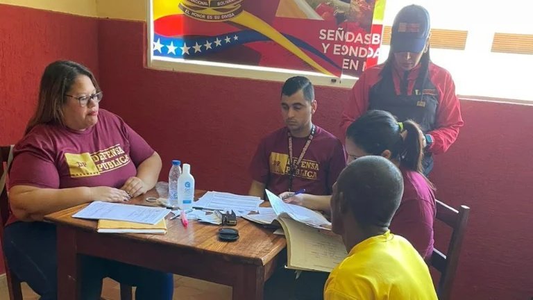dp_regiones's tweet photo. #NotiRegiones 🗞️ || En el estado Bolívar, defensoras y defensores públicos de la extensión Puerto Ordaz brindaron asistencia jurídica a privados de libertad que se encuentran en el Centro Penitenciario de la Región Oriental II "El Dorado", situado en el municipio Sifontes. https://t.co/5k07ODHt5I
