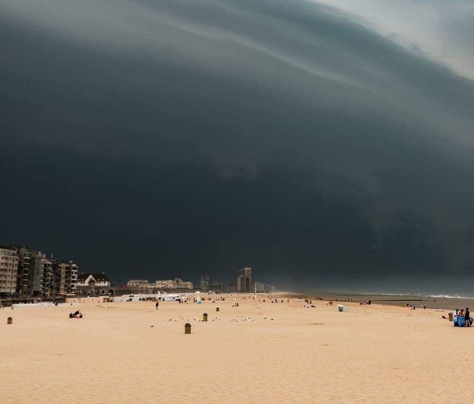 Blijft een prachtige foto van het strand in België #onweer #codegeel