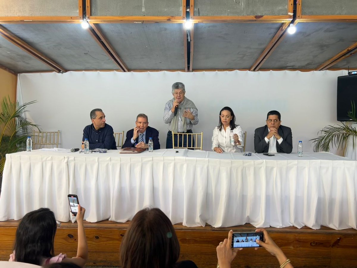 Hoy la Dirección Nacional de <a href="/ADemocratica/">Acción Democrática</a> recibió a nuestro candidato <a href="/EdmundoGU/">Edmundo González</a> y <a href="/MariaCorinaYA/">María Corina Machado</a>, en reunión de trabajo conjunta con los Secretarios Generales y de Organización de todos los Estados del país. 

Provechoso encuentro de avances por la unidad y defensa del voto.