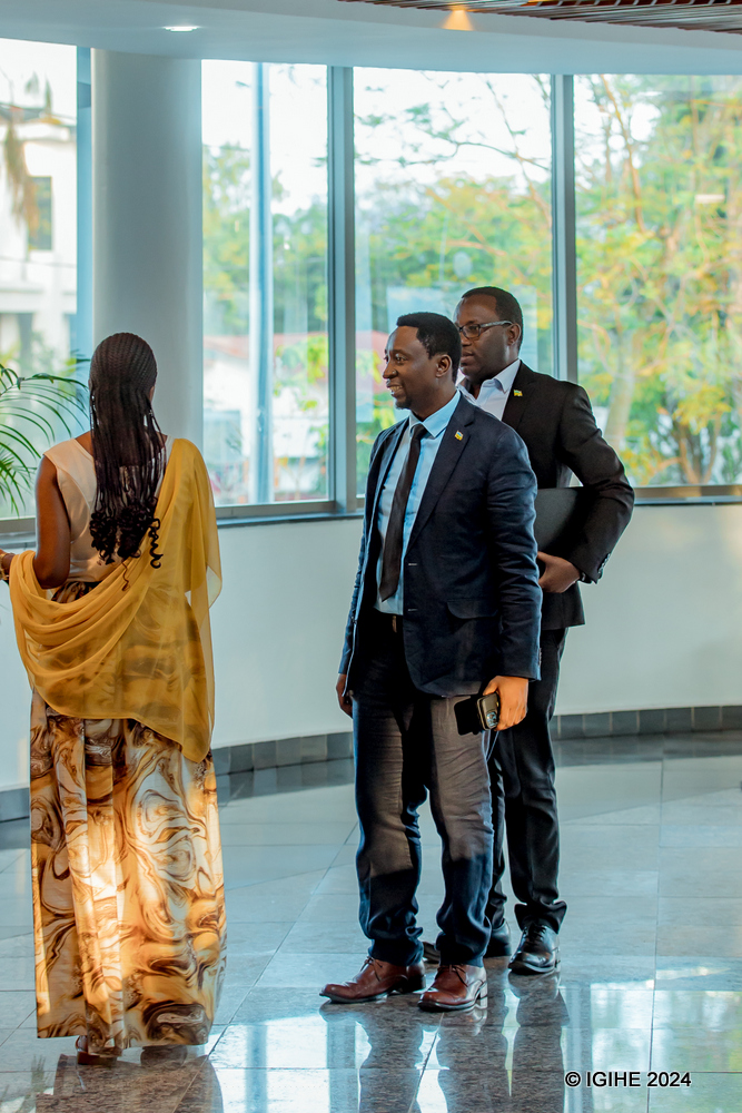 IGIHE's tweet photo. 🚨𝐀𝐌𝐀𝐊𝐔𝐑𝐔 𝐌𝐀𝐒𝐇𝐘𝐀🚨

Perezida w’Ishyaka Riharanira Demokarasi no kurengera ibidukikije mu Rwanda, DGPR, (Democratic Green Party of Rwanda), Dr Frank Habineza, yamaze gushyikiriza Komisiyo y’Igihugu y'Amatora, ibyangombwa byaburaga ngo Kandidatire ye ku mwanya wa Perezida wa Repubulika mu matora ateganyijwe muri Nyakanga 2024 ibe yuzuye.

Ku mugoroba wo kuri uyu wa 21 Gicurasi 2024, nibwo Dr Frank Habineza, aherekejwe n’Umunyamabanga w’Ishyaka DGPR, Ntezimana Jean Claude, bageze ku biro bya NEC bakirwa na Perezida wayo Oda Gasinzigwa.