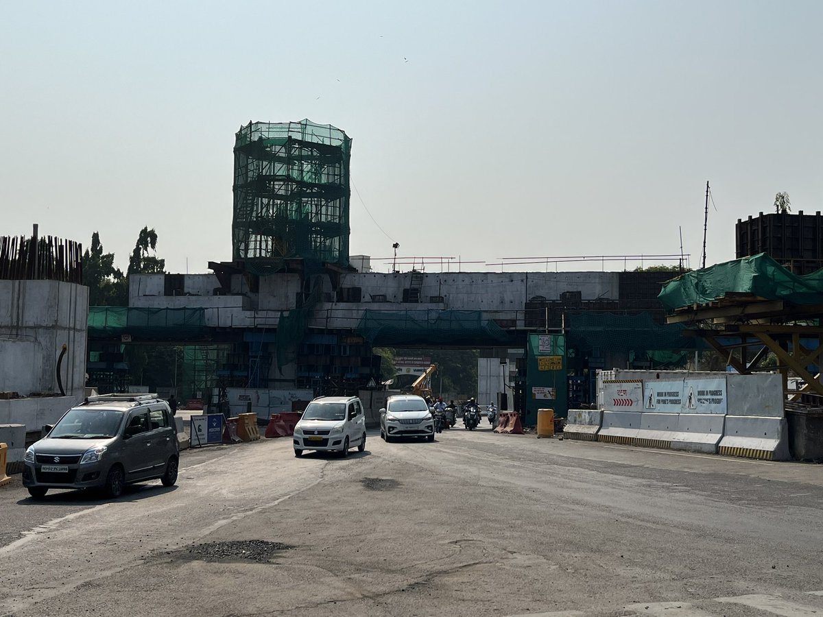 DEVESHS67071822's tweet image. 🚨#PuneMetro -271 

📍Updates from Pune University Double Decker Flyover 

🔸Span erection for second level (metro) is progressing well with 2 LG’s

🔸Girder placement has started near E Square and Aundh Ramp for the base of the Flyover 

#Pune #Contd