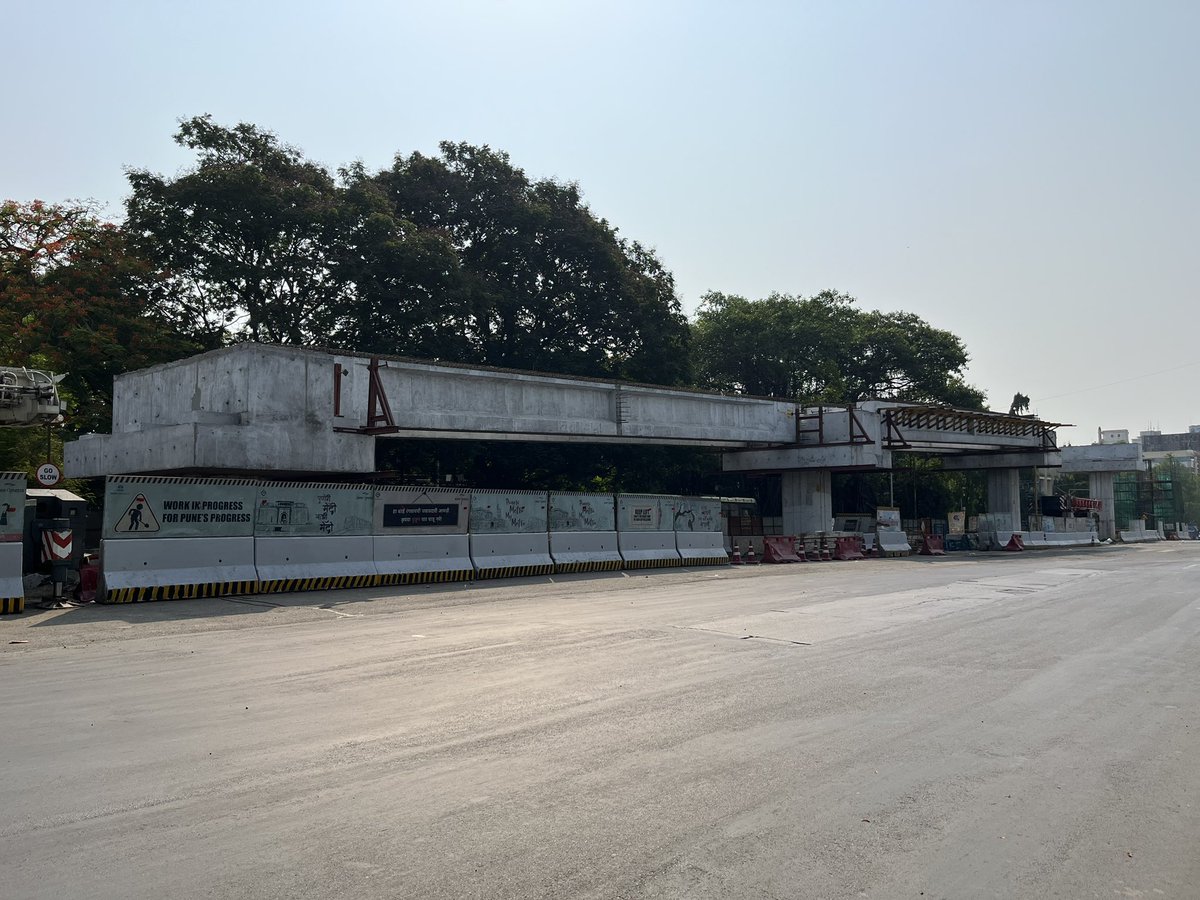 DEVESHS67071822's tweet image. 🚨#PuneMetro -271 

📍Updates from Pune University Double Decker Flyover 

🔸Span erection for second level (metro) is progressing well with 2 LG’s

🔸Girder placement has started near E Square and Aundh Ramp for the base of the Flyover 

#Pune #Contd