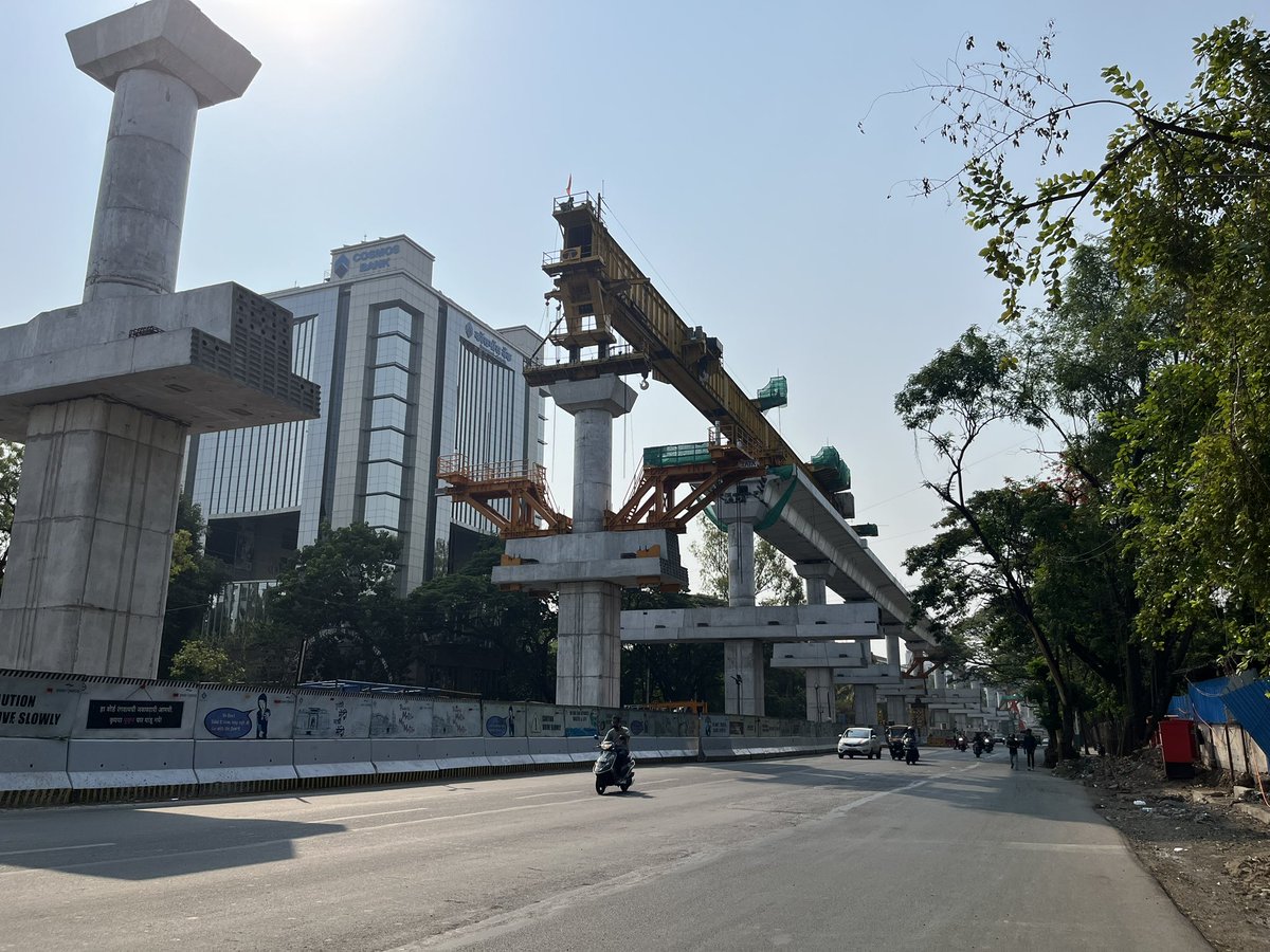 DEVESHS67071822's tweet image. 🚨#PuneMetro -271 

📍Updates from Pune University Double Decker Flyover 

🔸Span erection for second level (metro) is progressing well with 2 LG’s

🔸Girder placement has started near E Square and Aundh Ramp for the base of the Flyover 

#Pune #Contd