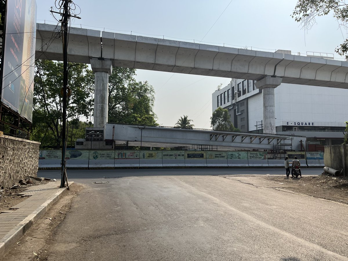 DEVESHS67071822's tweet image. 🚨#PuneMetro -271 

📍Updates from Pune University Double Decker Flyover 

🔸Span erection for second level (metro) is progressing well with 2 LG’s

🔸Girder placement has started near E Square and Aundh Ramp for the base of the Flyover 

#Pune #Contd