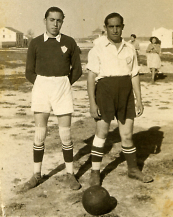 📷Jugadores de fútbol en la era de Ciempozuelos, 1947. Colección “Madrileños” (José González Revuelta), ARCM.