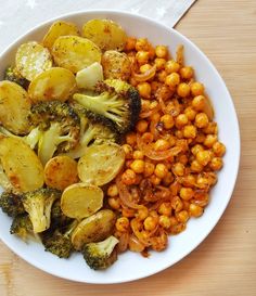 '🌟¡Explosión de sabores en tu plato!🌟
 🥔 Papas al horno
 🥦 Brócoli asado
 🌶️ Garbanzos crujientes al pimentón 
🧂 Sal y aceite de oliva al gusto 
🍴Perfecto para una comida nutritiva y deliciosa. 👍 Dale like y RT si quieres más recetas como esta! #ComidaSaludable'