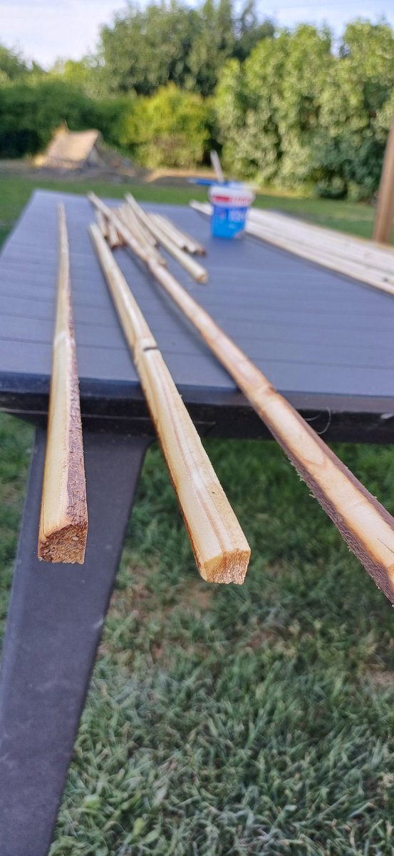 Jo estet allemaal 🥰
Hollandser gaat het niet worden hier😊afgelopen druk geweest met kleine klusjes.er is weer electra, licht is er weer door gewoon op een knop te drukken. Afwerkplintjes gefreesd en gezaagd als afwerking voor de balken. 
Fijne avond en😴later🥰🥰🥰