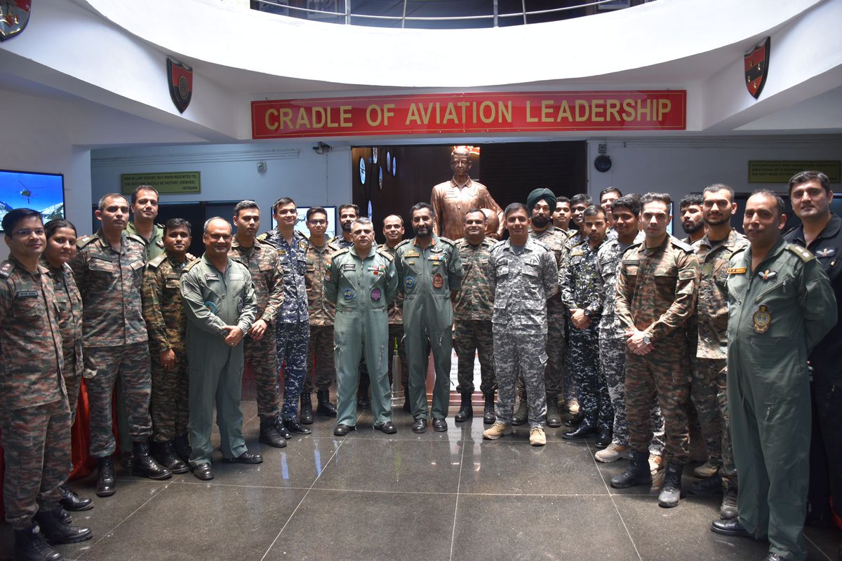 “𝐂𝐨𝐦𝐛𝐚𝐭 𝐀𝐯𝐢𝐚𝐭𝐢𝐨𝐧 𝐓𝐫𝐚𝐢𝐧𝐢𝐧𝐠 𝐒𝐜𝐡𝐨𝐨𝐥” Student Officers of Joint ISR Course had an insightful visit to the Combat Aviation Training School #CATS. The Tri-Services Officers were briefed on the crucial role of #ArmyAviation in Surveillance & Reconnaissance