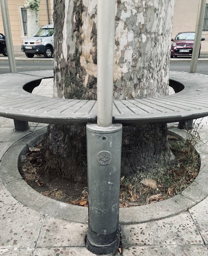 florinebarnet's tweet photo. @supergreg3 Nouveauté dans le quartier mais pas dans l’histoire du mobilier urbain. À Nîmes en 1987, #starck avait dessiné des bancs circulaires avec le logo de Nîmes, toujours visibles avenue Carnot bien qu’on puisse regretter leur manque de visibilité actuelle… à côté des voitures. @nimes https://t.co/P5MDffZJab