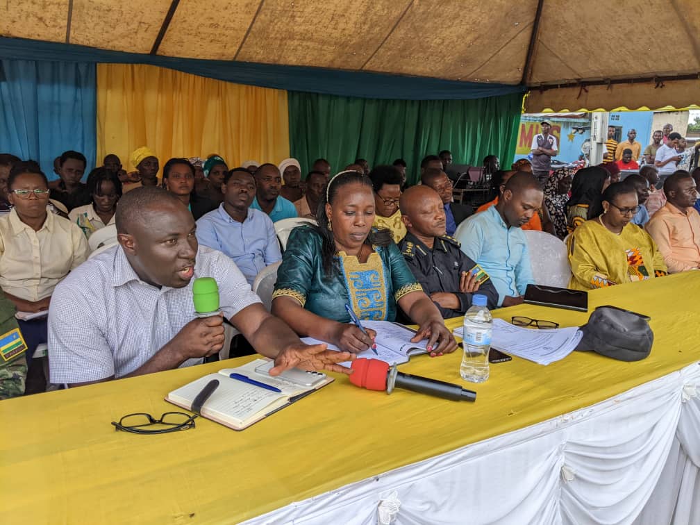 RusiziDistrict's tweet photo. Umuyobozi w'akarere @DrKibiriga yakiriye mu murenge wa @Bugarama Umuvunyi mukuru @NirereMadeleine aho ari kuganira n'abaturage b'umurenge wa #Bugarama,#Nyakabuye na #Gitambi akemura ibibazo bya ruswa n'akarengane. https://t.co/2iX4sH4XQ6