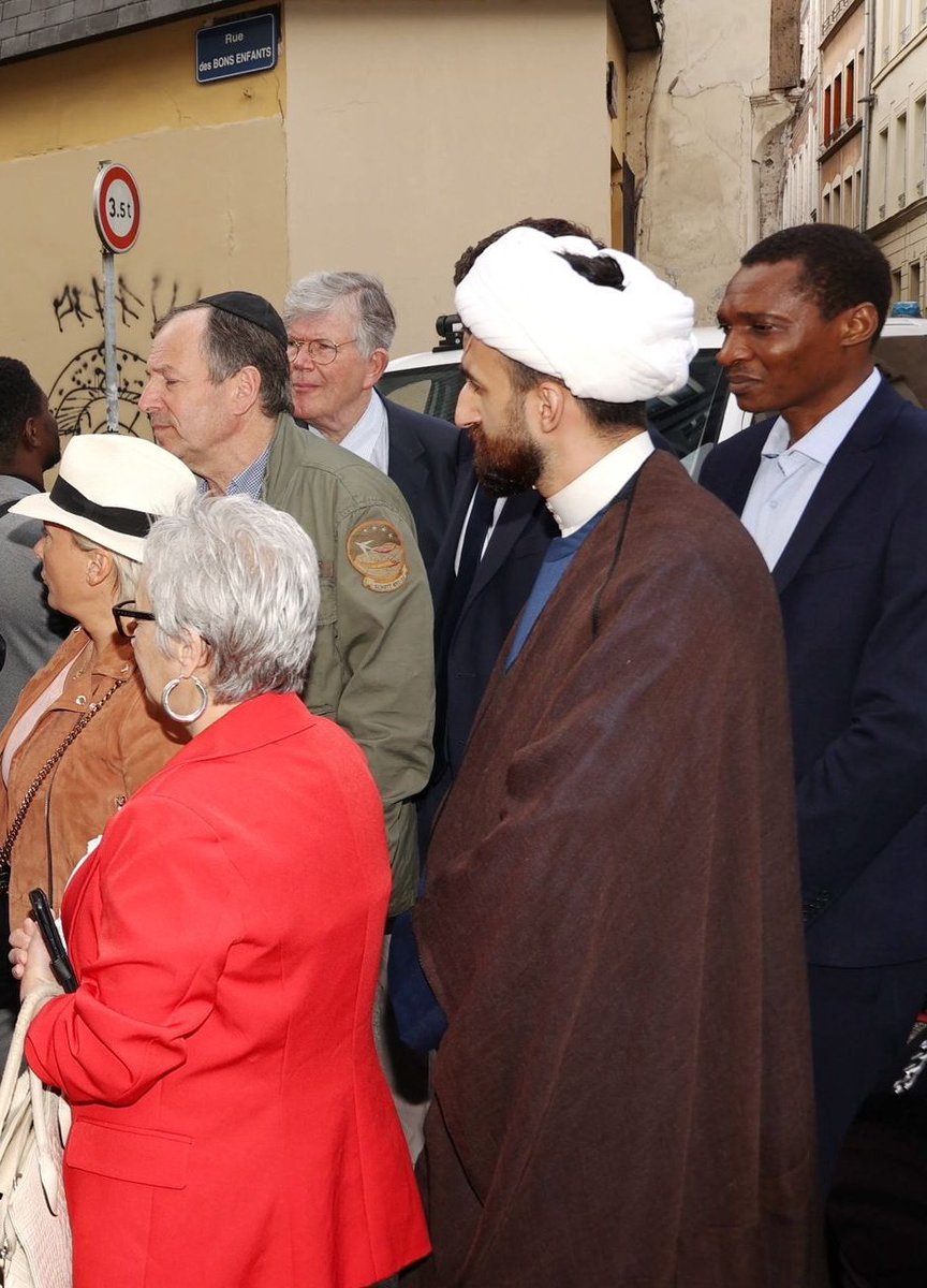 Tout d'abord, je remercie la Synagogue de la ville de Rouen et M. Chmouel Lubecki et Mme Natacha Ben Haïm pour l'accueil, et je remercie toutes les personnes qui étaient avec nous pour le dialogue interreligieux et la solidarité.
#Rouen 
#synagogue 
#antisémitisme 
#filsdAbraham