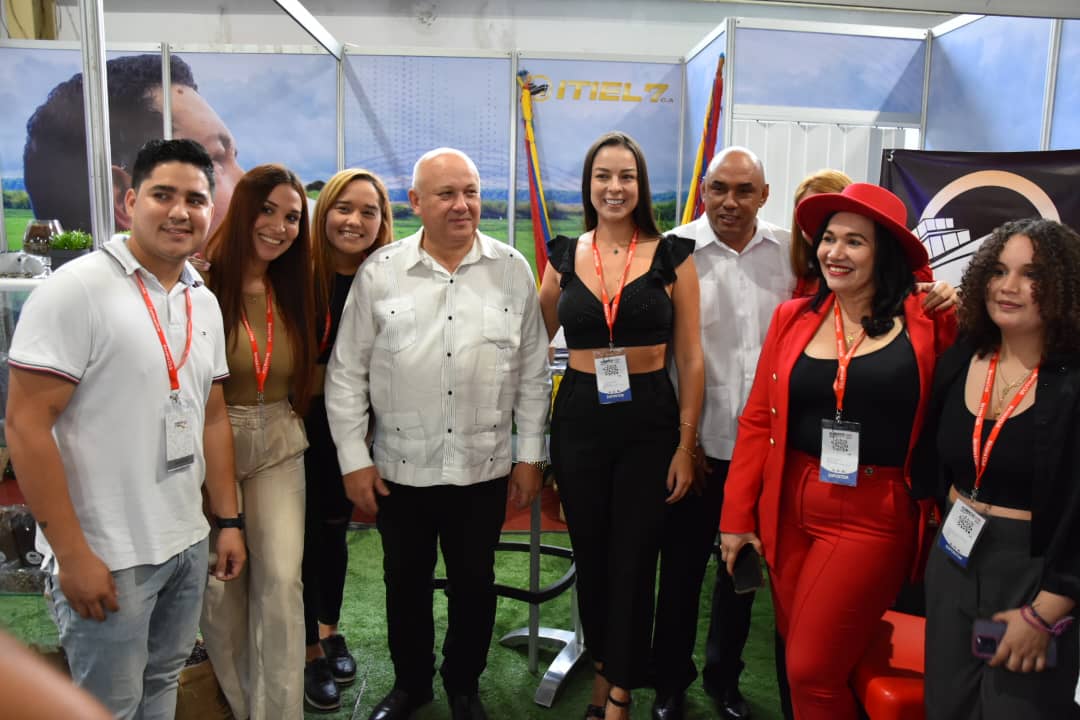 Junto al viceprimer ministro <a href="/JorgeLuisTapiaF/">Jorge Luis Tapia Fonseca</a> y el Presidente de la Cámara de Comercio <a href="/a_carricarte/">@a.carricarte</a> dejamos inaugurada la Feria de Alimentos #Cuba2024 en el recinto ferial Pabexpo.
Oportunidad para fortalecer la industria alimentaria cubana y sus potencialidades
