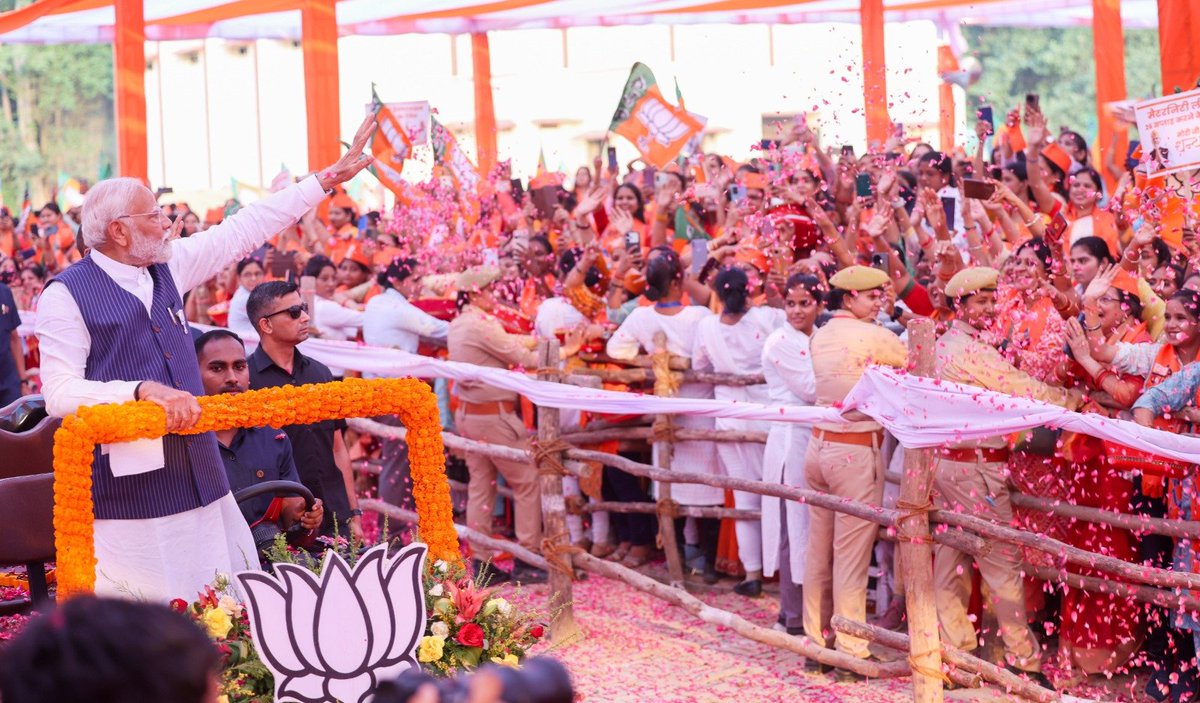 narendramodi's tweet photo. बाबा विश्वनाथ की नगरी काशी में माताओं-बहनों और बेटियों का अभूतपूर्व उत्साह साफ संदेश दे रहा है कि देशभर की मातृशक्ति भाजपा-एनडीए के साथ है। https://t.co/NBx505iGdB