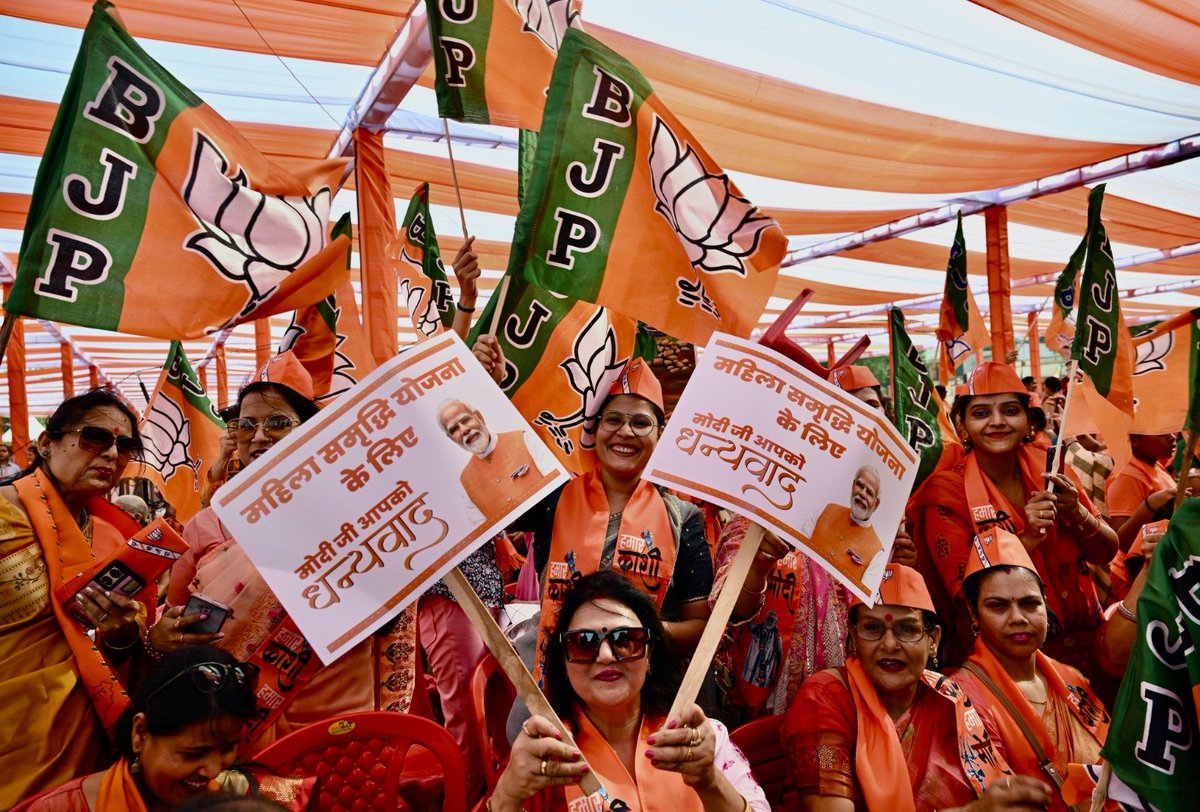 narendramodi's tweet photo. बाबा विश्वनाथ की नगरी काशी में माताओं-बहनों और बेटियों का अभूतपूर्व उत्साह साफ संदेश दे रहा है कि देशभर की मातृशक्ति भाजपा-एनडीए के साथ है। https://t.co/NBx505iGdB