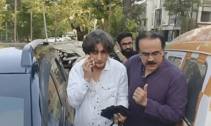 PTI spokesperson Rauf Hassan stabbed by transgenders in Islamabad. Hassan did a press conference questioning Army-ISI few days ago. He seems to have got his 'answers'. Interestingly, in Pakistan, Hijda/ Khusra community comes to army's rescue everytime.