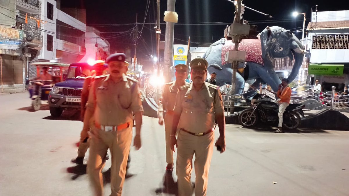 mahobapolice's tweet photo. #SP_MBA @IPSAparnaGupta के निर्देशन मे क्षेत्राधिकारी सदर महोबा द्वारा मय पुलिस बल के साथ कानून एवं शांति व्यवस्था बनाए रखने हेतु थाना कोतवाली नगर क्षेत्र में मिश्रित आबादी/महत्वपूर्ण स्थानों पर प्रभावी पैदल गस्त कर आम-जनमानस को सुरक्षित परिवेश का एहसास कराया गया ।
#UPPolice https://t.co/vEQNzFdRRt