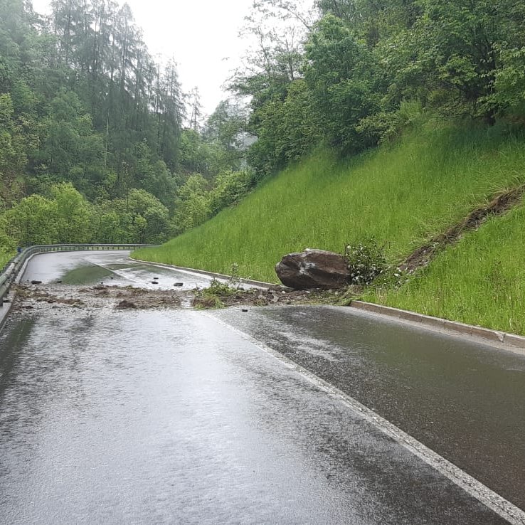 Abgebrochene Steine u. Geröll machen derzeit bei Neuratheis im #Schnalstal aus Sicherheitsgründen bis auf Weiteres eine #Sperre der #Landesstraße (LS 3)  notwendig. Straßendienst u. Geologen sind im Einsatz.
➡️t1p.de/w3725
@AlfreiderDaniel