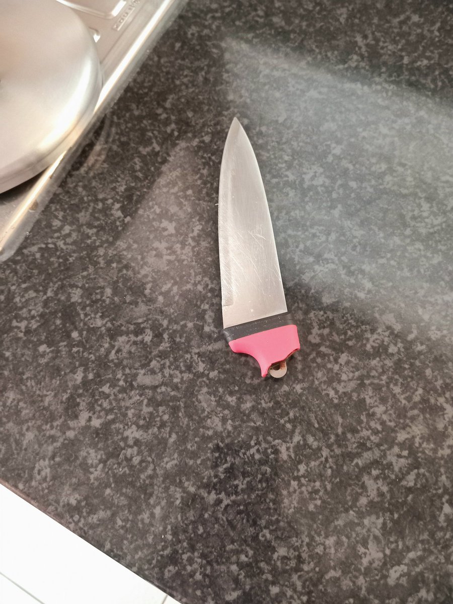 I just told my cousin to buy a knife,  what is this?? 
Men doesn't give a far-k😂😂