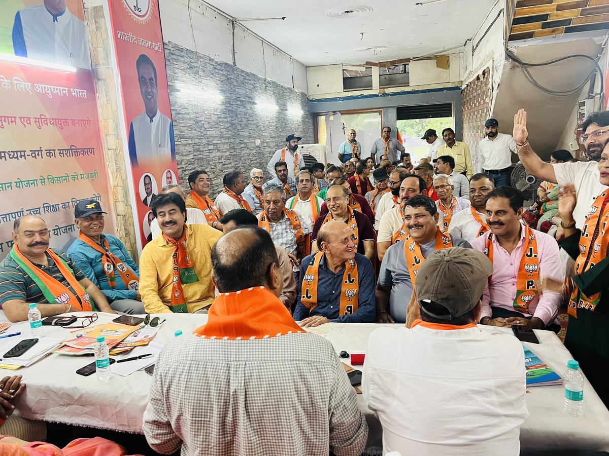 atalzillabjpchd's tweet photo. आज सै:44 ज़िला दफ़्तर में @SarojPandeyBJP जी के नेतृत्व में सभी मंडल अध्यक्ष, शक्ति केंद्र प्रमुख, बूथ अध्यक्ष के रूप में आने वाले लोकसभा चुनावों की रणनीति के तहत बैठक हुई और सभी को 1 june को @BJP4Chandigarh के उम्मीदवार श्री @SanjayTandonBJP जी के पक्ष में मतदान करने के लिए कहा https://t.co/S7lRBxmsol