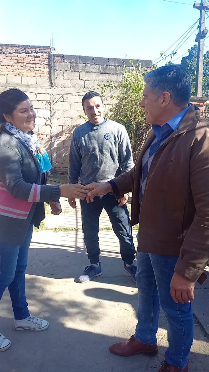 julio_silman's tweet photo. B° Los Pinos #Alderetes 

Gaby y Fabian están convencidos de que con esfuerzo y #Trabajo saldrán adelante con su emprendimiento "RFP Muebles a medida"!! 

💪 💪 💪 https://t.co/qtJKk2K1HB